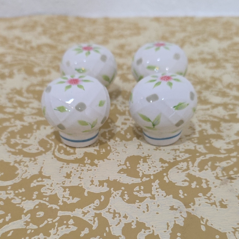 Vintage Home Interiors Floral Ceramic Knobs - White and Green Set Of 4 New